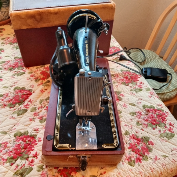 Sewing Machine - Picture 2 of 4